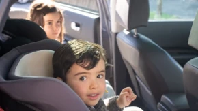 Debela zimska jakna može da ugrozi bezbednost deteta u auto-sedištu: Greška koju roditelji često prave