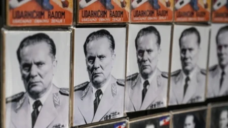 Vic dana: Vozi se drug Tito u limuzini, a iza njega ide ''fića'', a u njemu Mujo i Haso...