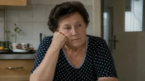 Dužni ste mi! Majka (67) traži od ćerke i sina da joj mesečno uplaćuju ovu sumu, oni kažu da je poludela, sad ratuju u kući