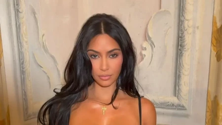 Samo joj konopci drže grudi, a one kipe na sve strane: Kim Kardašijan nikad provokativnija!