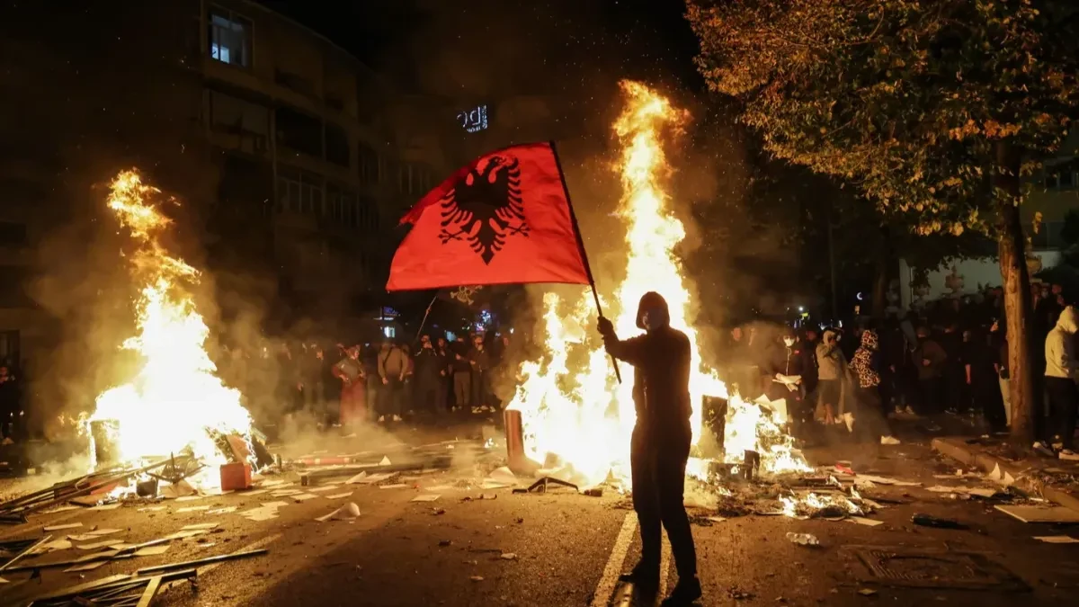 Rat na ulicama Albanije se razbuktao! Čupaju ograde, blokiraju gradove i pale sve pred sobom!