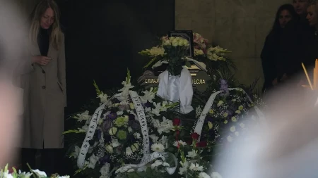 Niko ga nije prepoznao! Prisustvovao je sahrani Slađane Tesle, samo 3 poznata imena bila su na ispraćaju
