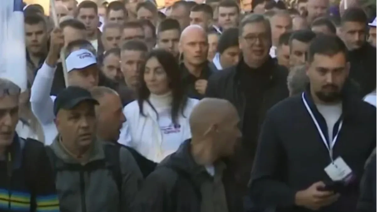 „Pričali su da je ovo zabranjen grad, a ja šetam slobodno!“ Vučić u šetnji Novim Sadom pozdravio građane