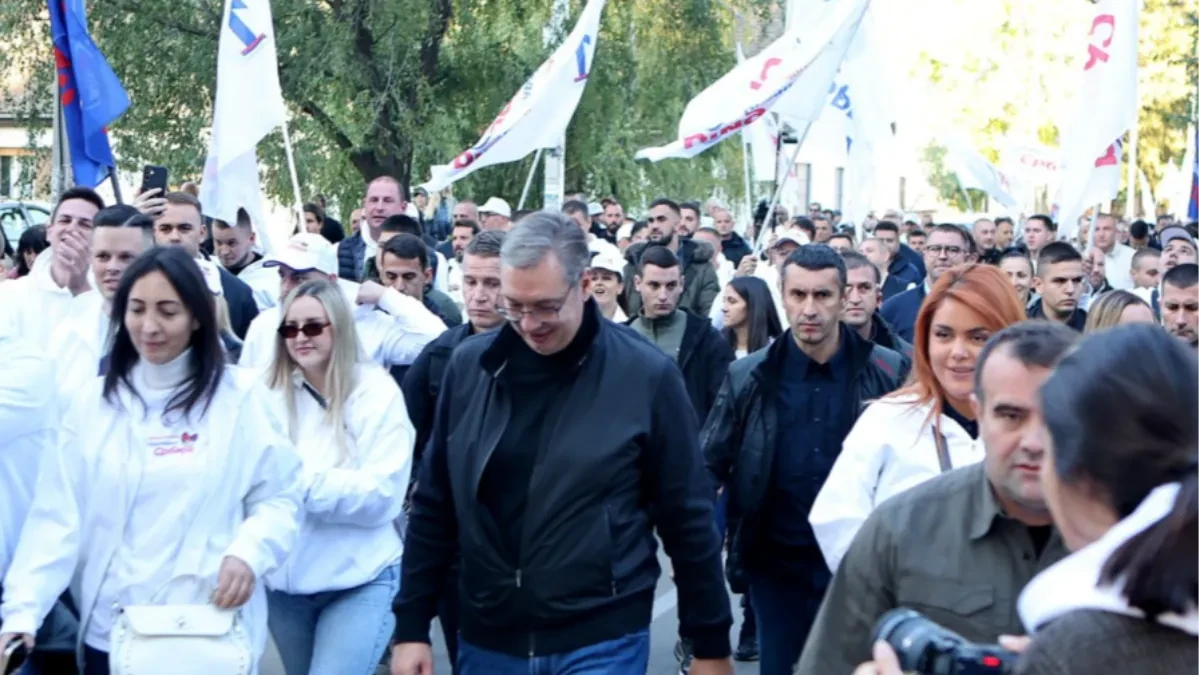 „Pričali su da je ovo zabranjen grad, a ja šetam slobodno!“ Vučić u šetnji Novim Sadom pozdravio građane