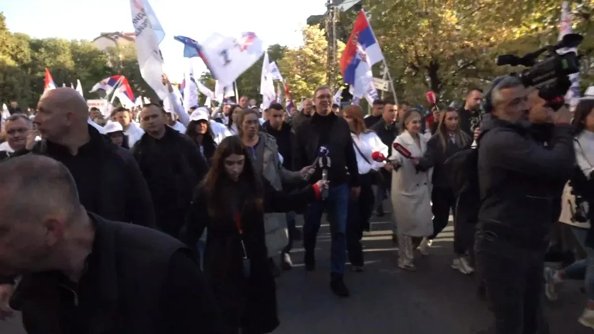 Vučić se obratio tokom šetnje kroz Novi Sad: "Srbija jača, svi su se ujedinili protiv nje!" 