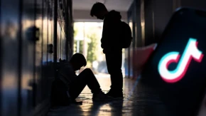 Učenik šestog razreda završio u bolnici zbog jezivog izazova: Onesvestio se u školskoj svlačionici, roditelji moraju da znaju za ovu opasnost
