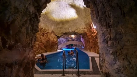 Banja u pećini ponovo otvorena posle dve godine - ulaznica oko 23 evra, a kupanje je među stenama