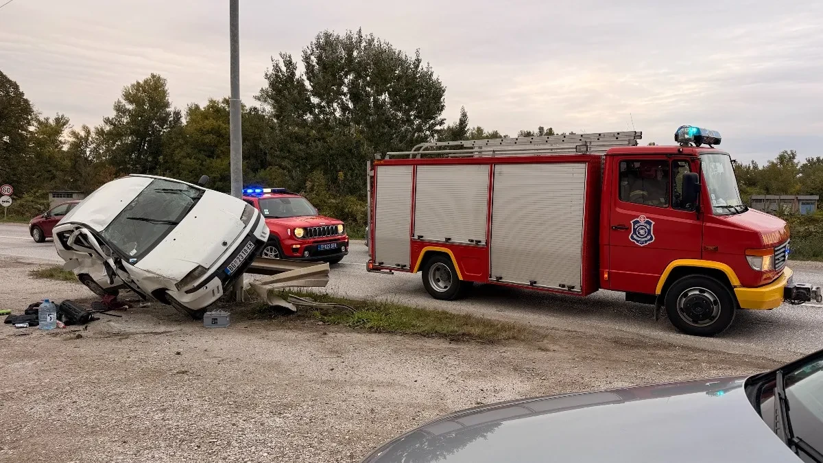 Jeziv prizor kod Čačka! „Fijat“ udario u zaštitnu ogradu, vatrogasci izvlačili povređene iz smrskanog automobila