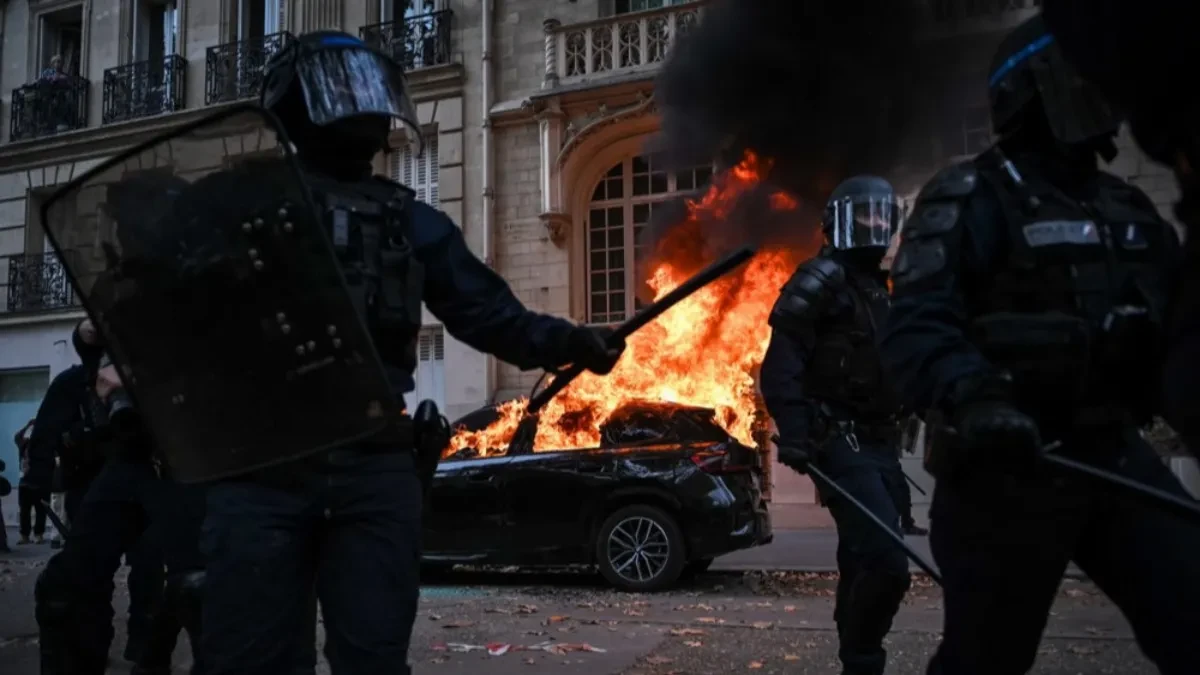 Maloletnik (17) ostao bez šake: Podigao bombu tokom protesta u Francuskoj