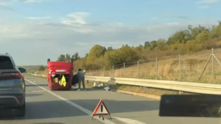 Dramatično na auto-putu kod Malog Požarevca: Auto prevrnut, saobraćaj u kolapsu (FOTO)