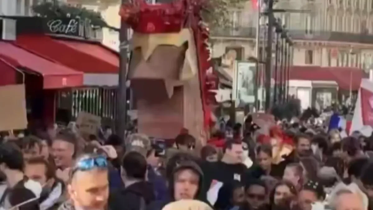 Trojanski konj ponovo na ulicama, ovog puta u Parizu! Isti simbol viđen i na blokaderskom protestu u Beogradu 15. marta (VIDEO)