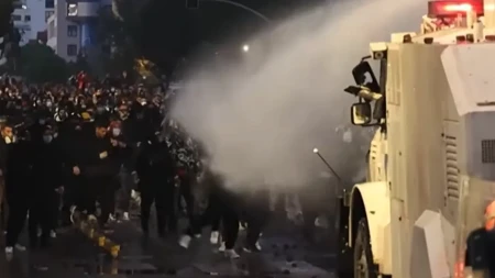 Policija ispalila gumene metke, žestoki sukobi sa demonstrantima u Tirani (VIDEO)