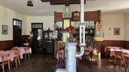 Karirani stolnjaci i viljuška sa Solunskog fronta: Ovo je najstarija kafana u Šumadiji, čuvar vremena i istorije - Dane nastavio dugu porodičnu tradiciju