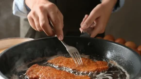 Ako vam se meso lepi za tiganj, ovaj trik je spas: Problem nije ono što mislite, evo kako da ga lako odvojite, a da posle nema ribanja
