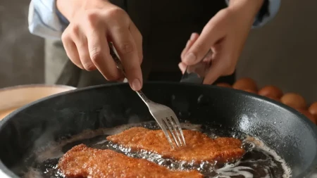 Ako vam se meso lepi za tiganj, ovaj trik je spas: Problem nije ono što mislite, evo kako da ga lako odvojite, a da posle nema ribanja