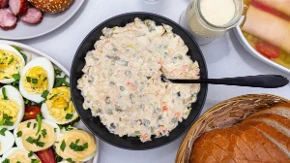 Idealna kao predjelo, ali i uz pečenje – salata od jaja, šunke i rena na slavskom stolu