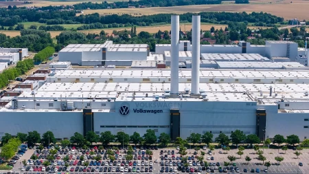 Kolaps nemačkog giganta! Folksvagen zamrzava plate radnicima do 2030. godine?!