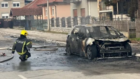 Buknula vatra na parkingu, izgorelo šest automobila! Požar na Novom Beogradu