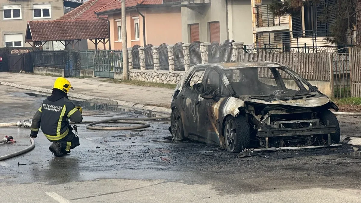Buknula vatra na parkingu, izgorelo šest automobila! Požar na Novom Beogradu