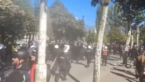 Rat na ulicama širom Albanije: Molotovljevi kokteli, zapaljene gume i vodeni topovi! (VIDEO)