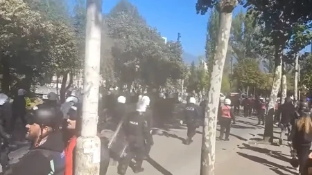 Rat na ulicama širom Albanije: Molotovljevi kokteli, zapaljene gume i vodeni topovi! (VIDEO)