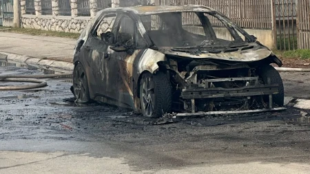Još jedna serija požara na Novm Beogradu: Izgoreli automobili na sve strane