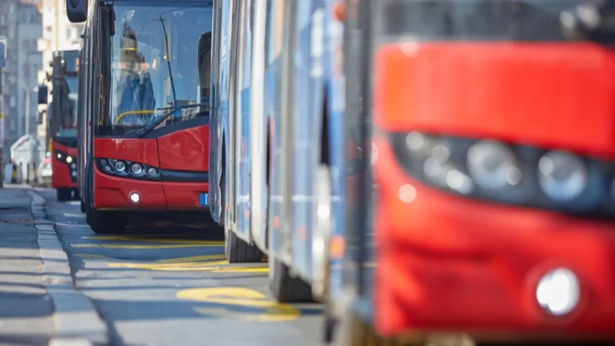 Puštate glasnu muziku u autobusu? Kazna može da bude skoro 120 evra