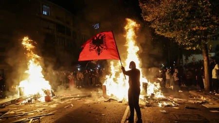 Lome se trotoari i pale kontejneri! Specijalne snage RENEA i oklopna vozila na ulicama, haos u Tirani!