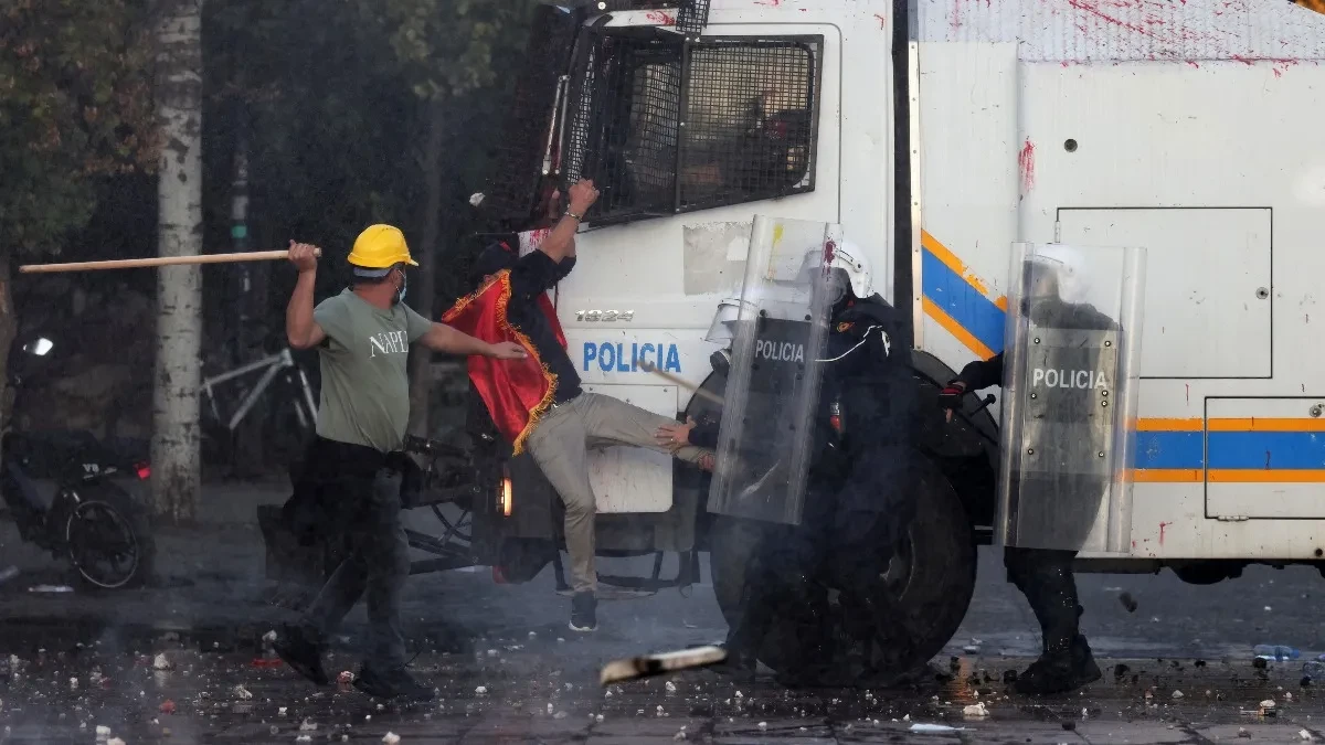 Opšta tuča na ulicama Tirane! Bacali molotovljeve koktele na policiju, ruši se Albanija!