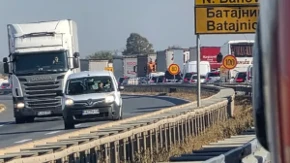 Preživeo sudar tri automobila, a onda ga udario kamion: Tragična sudbina muškarca na auto - putu kod Batajnice (VIDEO) 