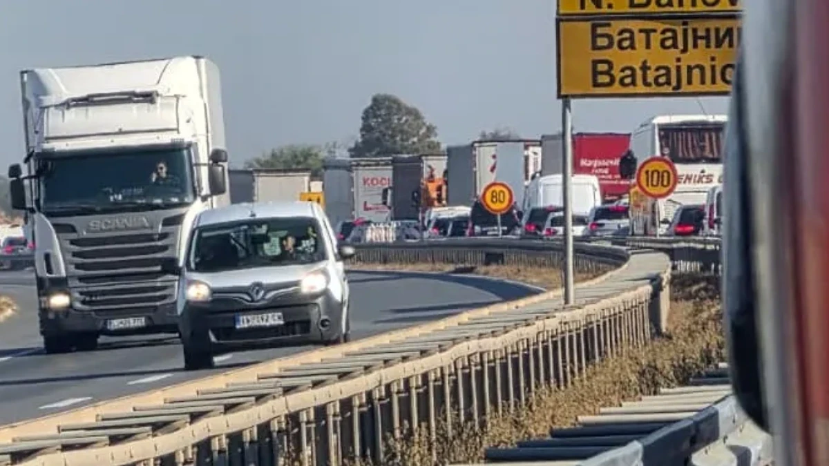 Preživeo sudar tri automobila, a onda ga udario kamion: Tragična sudbina muškarca na auto - putu kod Batajnice (VIDEO) 