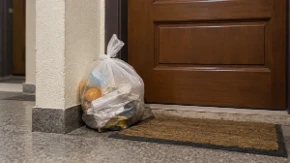 Kesu u ruke i pravac kontejner: Smeće ispred vrata privlači bube i glodare, a naši stari su verovali i u ovaj jeziv običaj!
