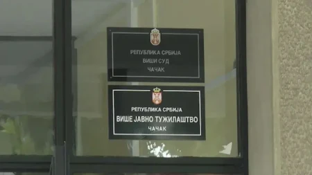 Bizaran slučaj iz Čačka: Žena vozila auto 10km/h i izazvala lakšu nezgodu - dobila četiri meseca uslovno i da plati preko 1.000 eura