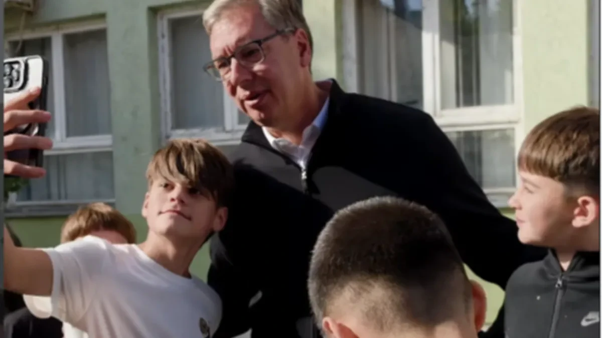 Vučić se našalio na svoj račun: „Ćićvu, još malo pa influenser!“ – deca napravila red za fotografiju