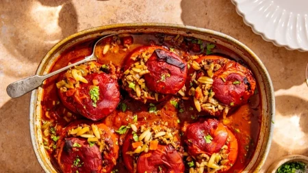 Ako volite punjene paprike, probajte ovaj recept - posni paradajz iz rerne pun pirinča
