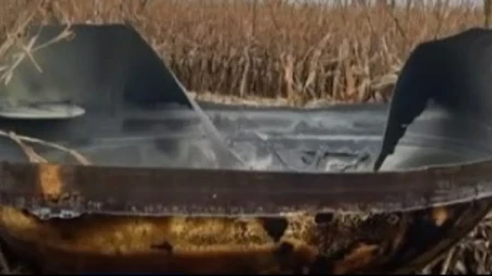 Šta je ovo na njivi? Ogroman metalni predmet zbunio meštane - nagorela olupina je odmah uklonjena a nagađanja ne prestaju 