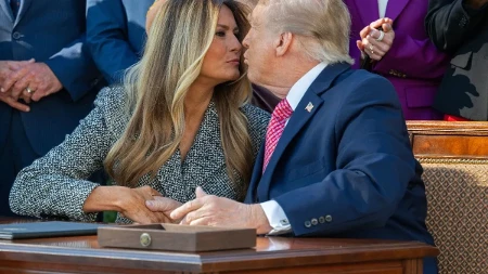 Tramp krenuo da poljubi Melaniju, ona okrenula glavu: Onda je pred svima izgovorio rečenicu koja je izazvala reakcije