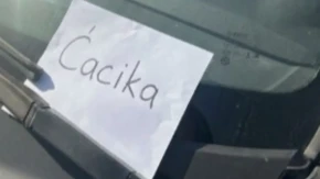 Javno etiketirana zbog političkog stava! Vratila se sa bebom iz Doma zdravlja i zatekla poruku koju su joj blokaderi ostavili na automobilu