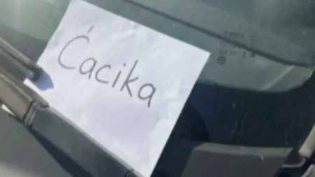 Javno etiketirana zbog političkog stava! Vratila se sa bebom iz Doma zdravlja i zatekla poruku koju su joj blokaderi ostavili na automobilu