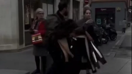 Snimak iz Francuske zapanjio svet: Muškarac naterao suprugu da vrati odeću koju je uzela iz prodavnice
