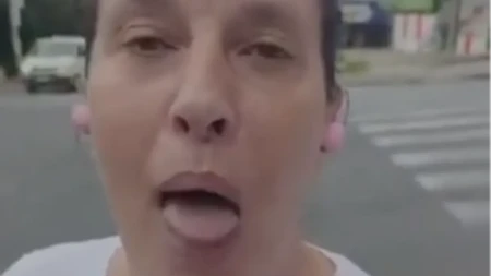 Plazi se u kameru, nervozna blokaderka napala mirne ljude na štandu Ujedinjene Srbije (VIDEO)