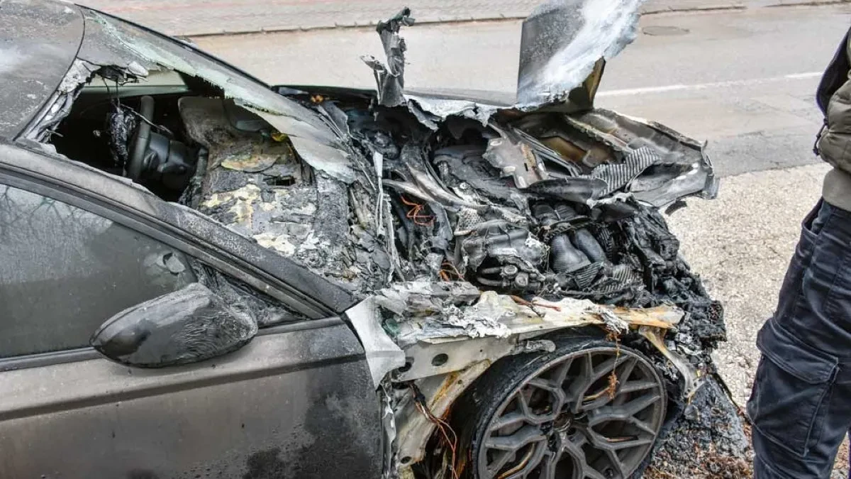 Planula tri automobila na Bulevaru patrijarha Pavla! Vatra zahvatila i lokal i fasadu zgrade
