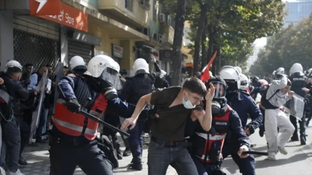Pendrecima i manevarskom municijom na demonstrante! Žestoko batinanje na ulicama Tirane (VIDEO)