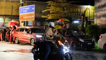 Ako motociklista pored vas ispruži desnu nogu, želi nešto da vam poruči: Većina vozača nema pojma šta to znači