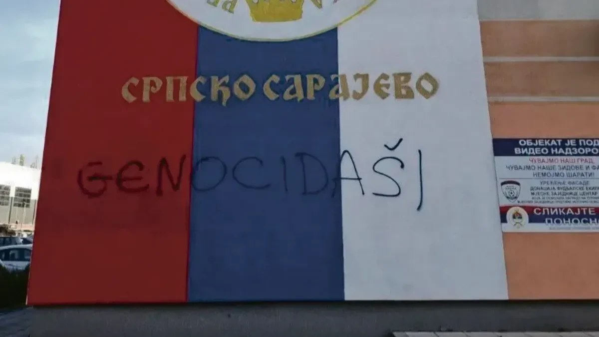 Fašisti oskrnavili srpsku trobojku: Žele da nestanemo sa lica zemlje!