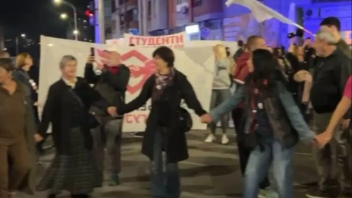 Sramota bez presedana: Bdenje za streljane đake, a blokaderi nadomak muzeja uz muziku i veselje
