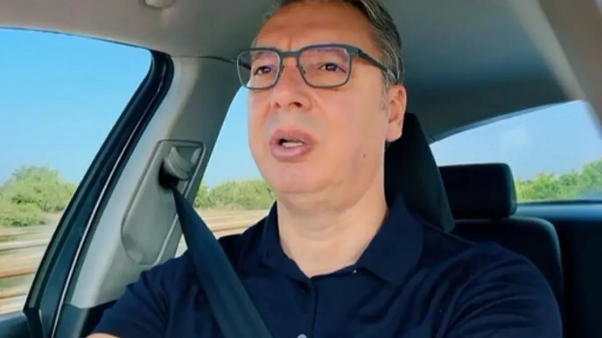 Vučić zapevao „Ruzmarin“ za volanom „škode“! Snimak na putu za Niš: „Danas pravimo najbolju žurku!“ (VIDEO)