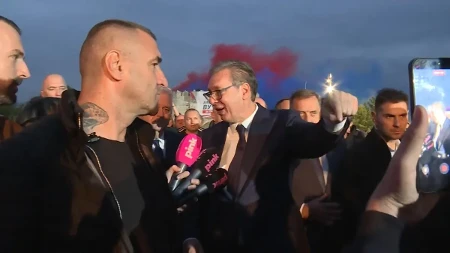 „Reka ljudi, odavde nema prolaza!“ Vučić krenuo ka bini, pa poslao snažnu poruku: „Sačuvali smo Srbiju i pobedićemo ih!“ (VIDEO)
