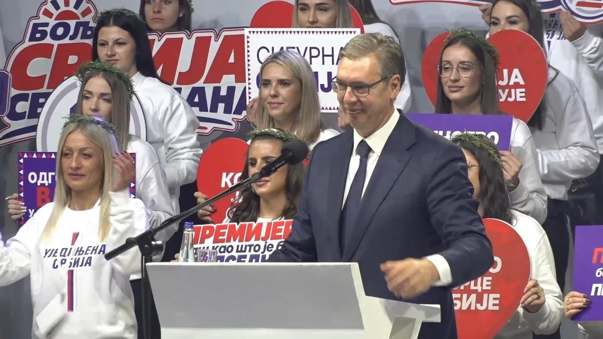 „Večeras pred vama polažem zakletvu!“ Vučić zatražio da spuste zastave, pa poručio: „Hoću da vas gledam u oči dok vam dajem obećanja!“ (VIDEO)