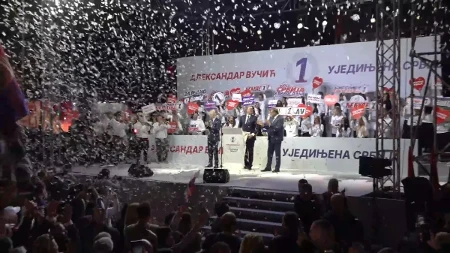 „Hvala vam na ljubavi, znaću radom da vam vratim!“ Vučić emotivno završio govor u Nišu, pa svim porodicama poželeo samo najbolje!